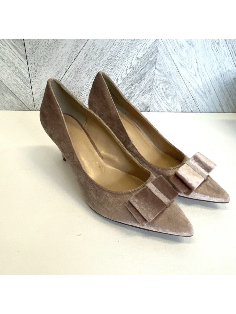 Expression Inaya Blush Velvet low Heel Pumps Bow Dress Shoes Womens Size 8 New
